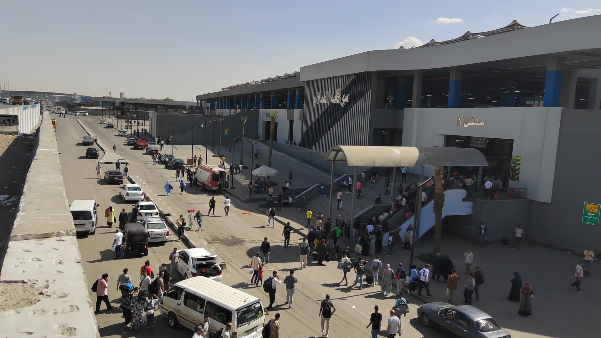 تشغيل سلالم كهربائية بموقف السلام الجديد لخدمة الركاب (1)