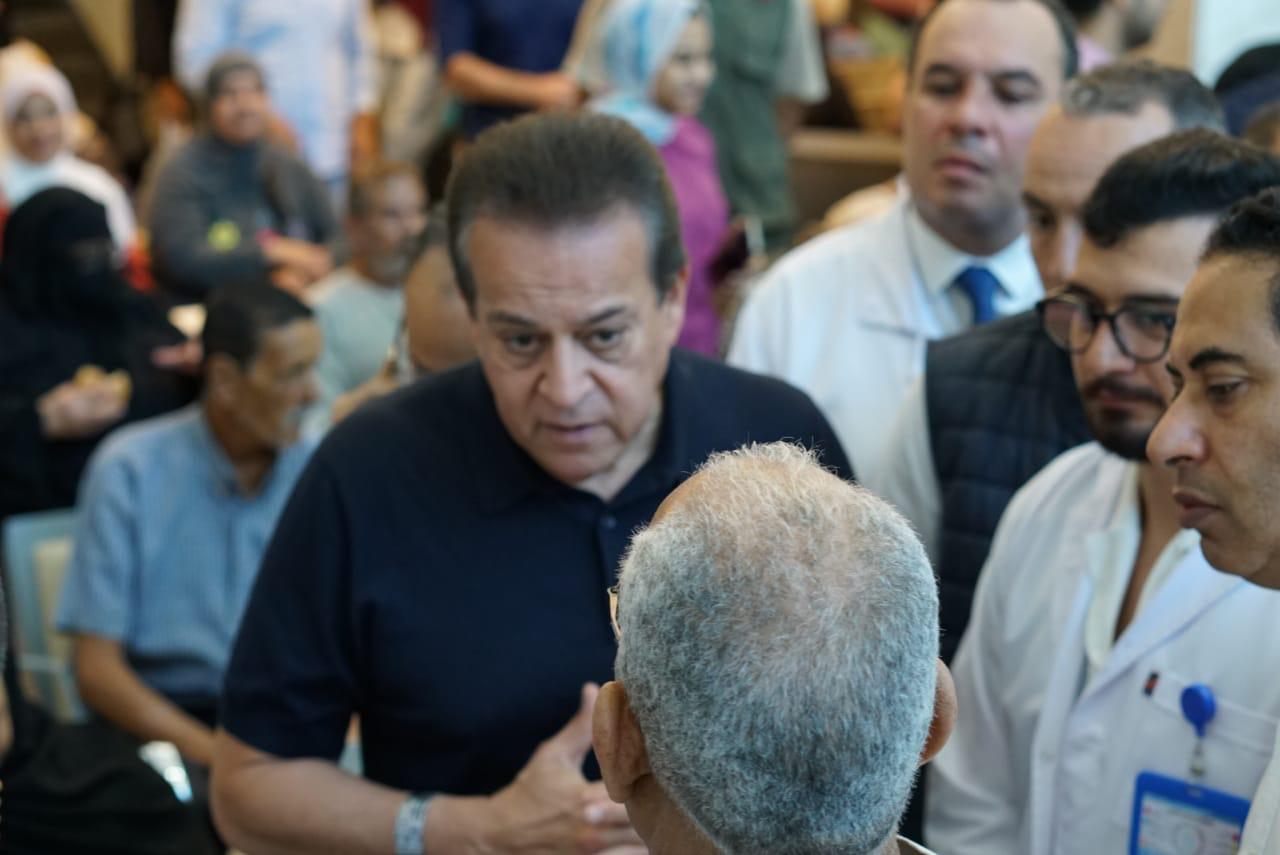 وزير الصحة يتفقد مجمع الإسماعيلية الطبي ويوجه بسرعة الاستجابة لطلبات المواطنين (2)