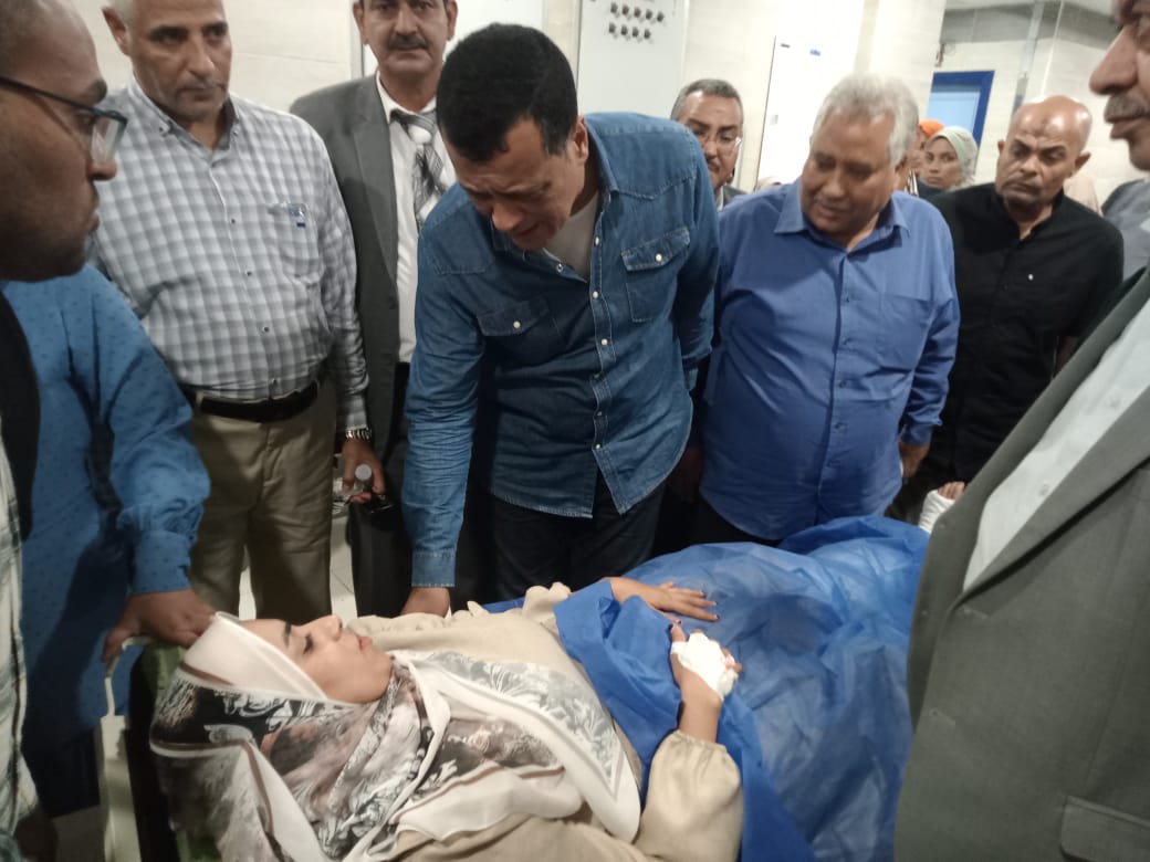 إصابة 11 معلما بسوهاج فى حادث تصادم بين «ميكروباص» و«تروسيكل»  (3)