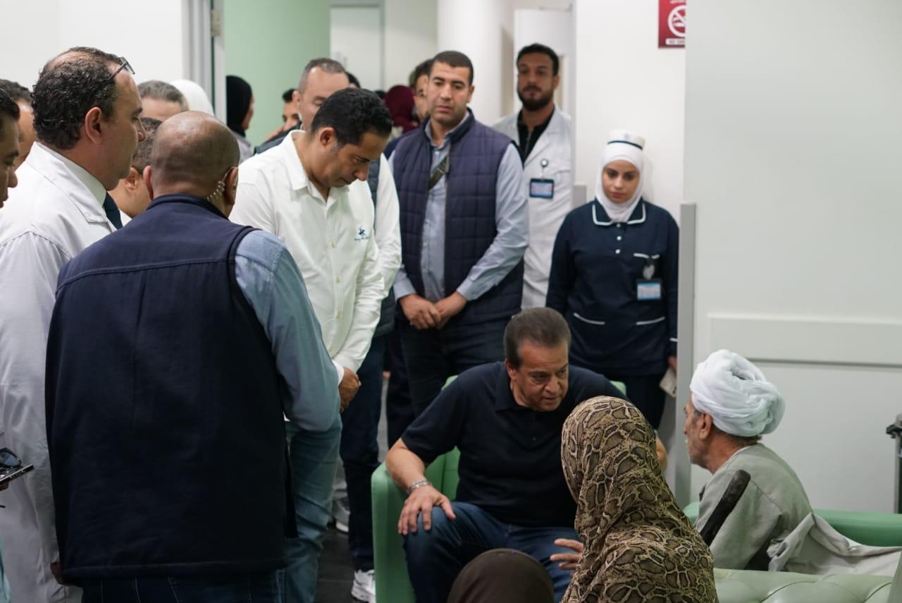 وزير الصحة يتفقد مجمع الإسماعيلية الطبي ويوجه بسرعة الاستجابة لطلبات المواطنين (4)