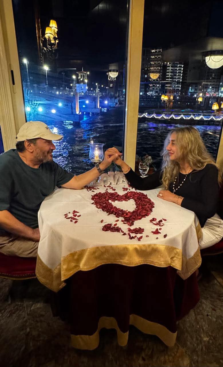 عشاء رومانسي يجمع على الحجار وزوجته (1)