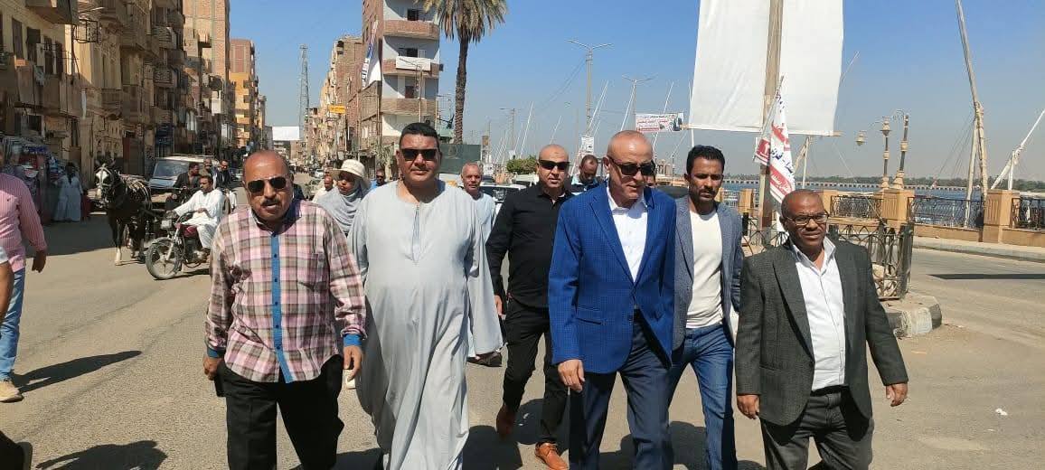 جولة المحافظ فى شارع البحر بمدينة إسنا