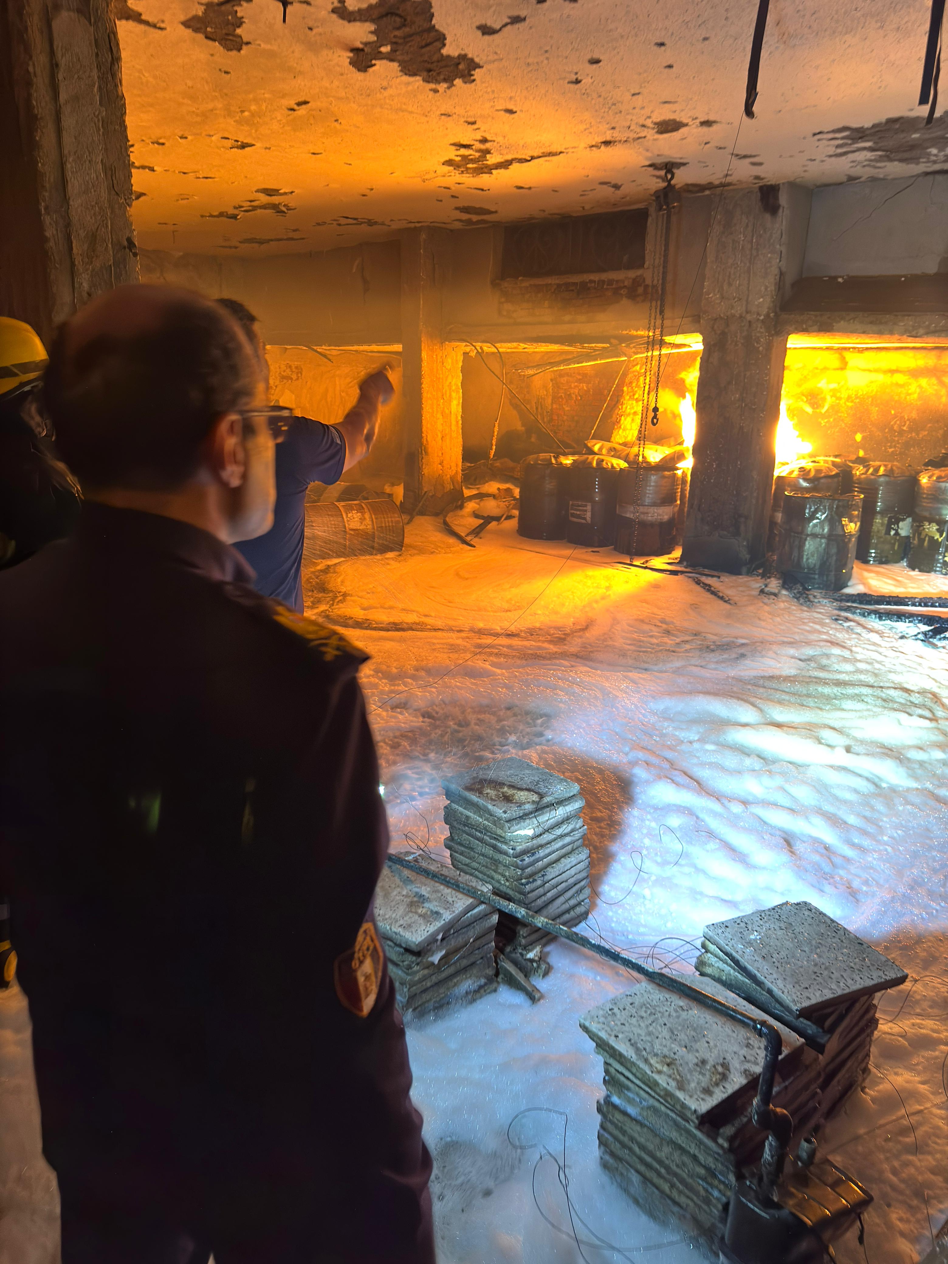 حريق مخزن بويات فى الشروق (1)