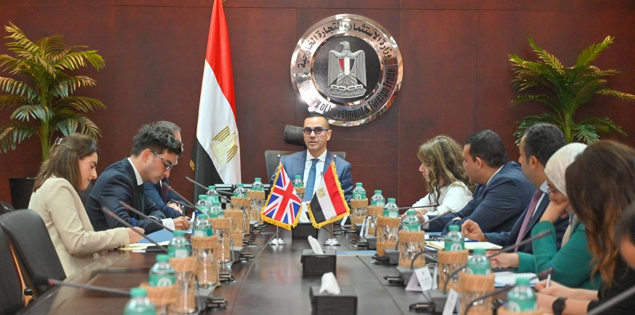 اجتماع وزير الاستثمار والتجارة الخارجية والسفير البريطاني بالقاهرة (1)