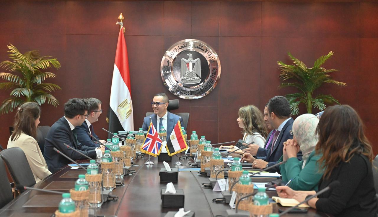 اجتماع وزير الاستثمار والتجارة الخارجية والسفير البريطاني بالقاهرة (3)