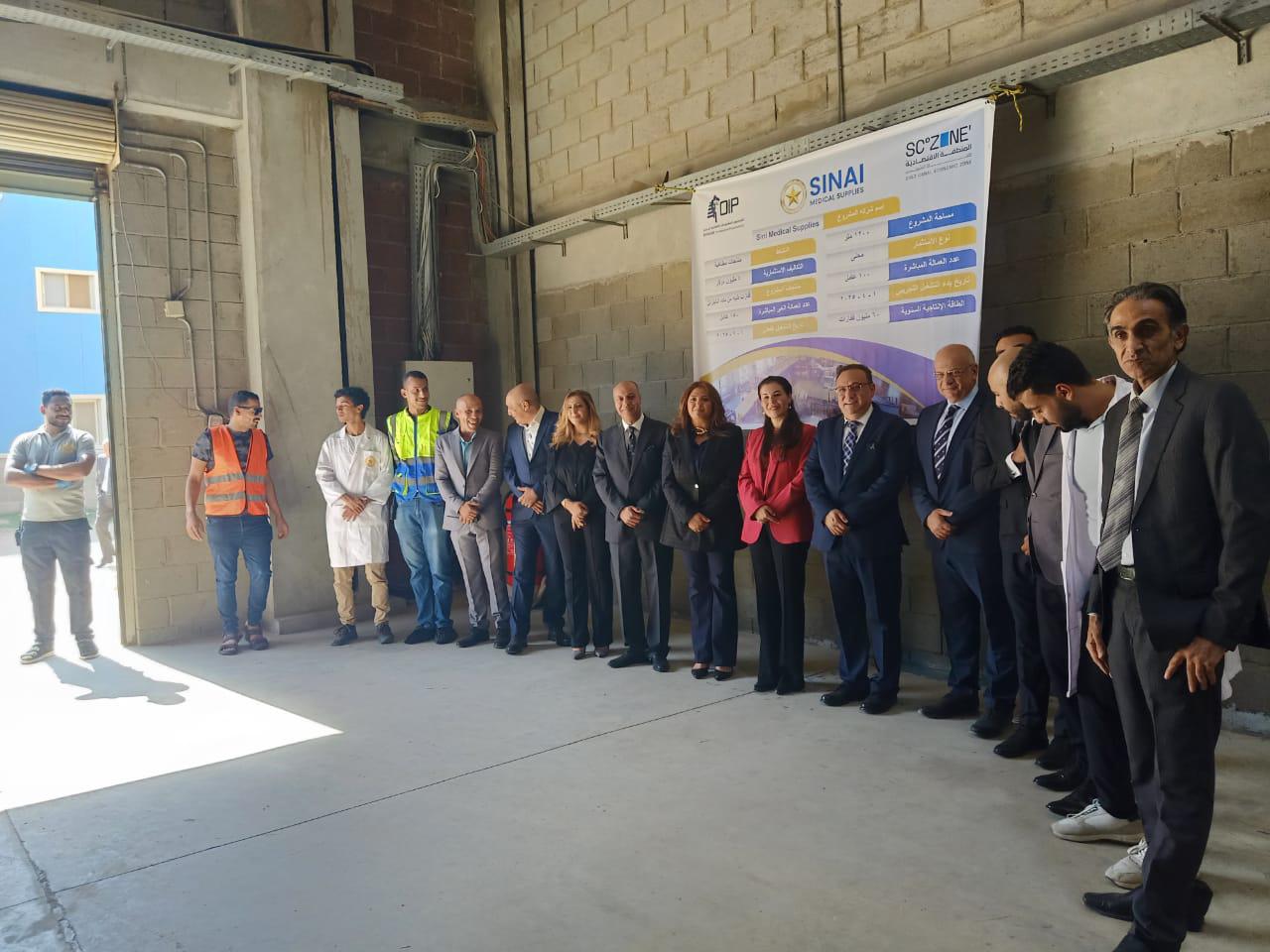 رئيس الوزراء يفتتح مصنع سيناى للمستلزمات الطبية لتوطين صناعة القفازات الطبية (5)