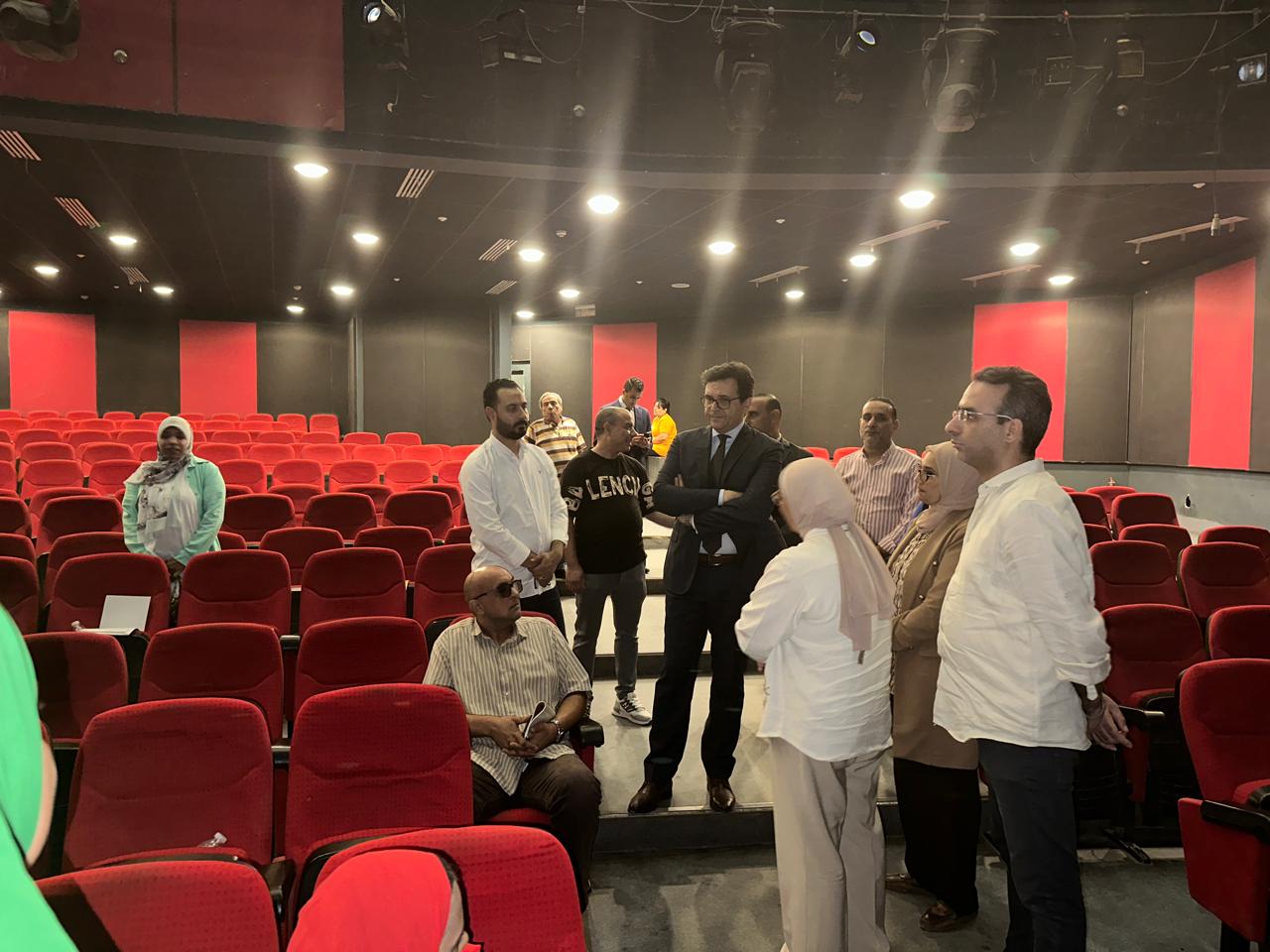 أحمد هنو خلال تفقده العمل داخل المركز الثقافى بالجيزة