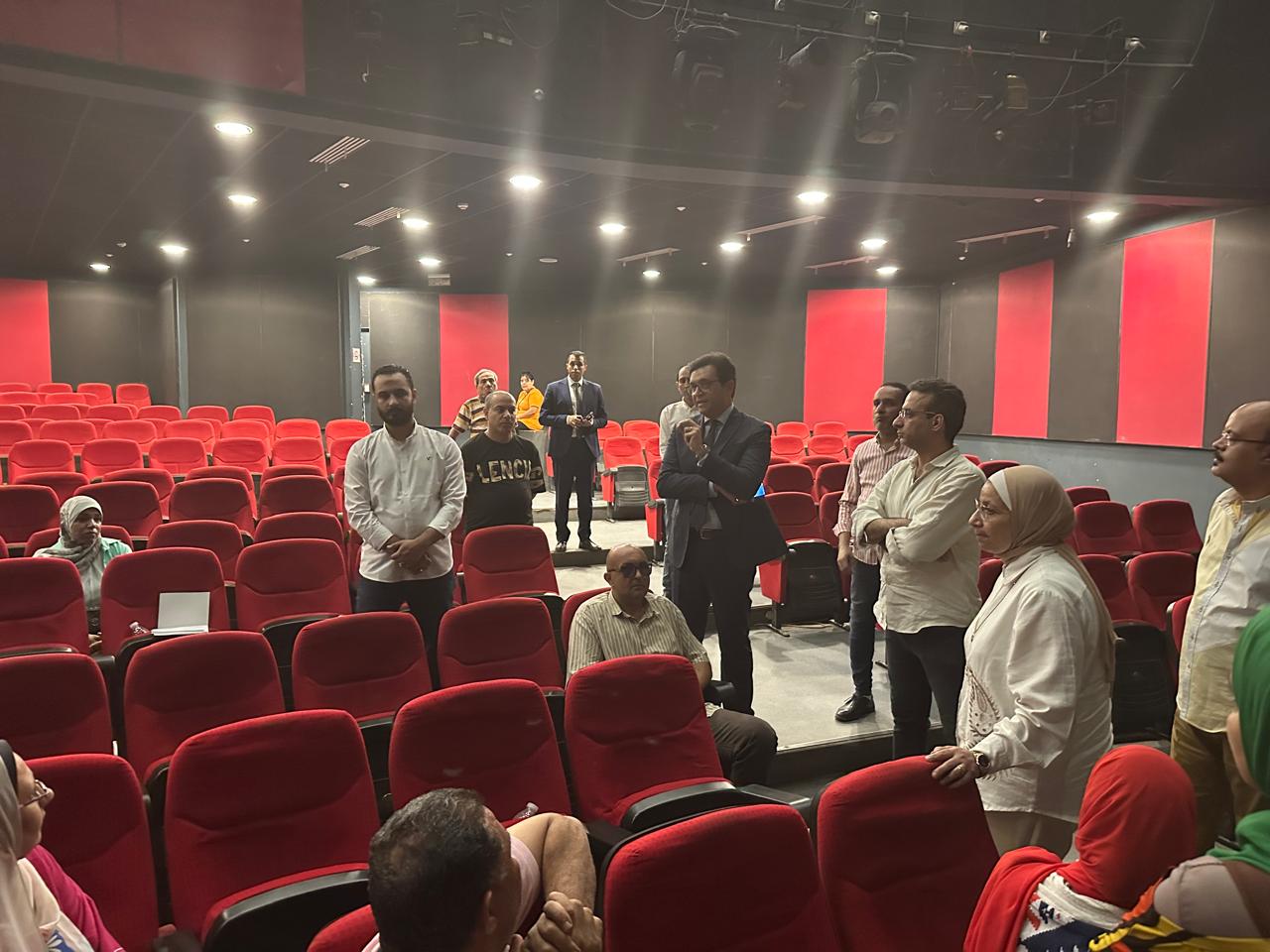 أحمد هنو خلال مناقشته مع العاملين بالمركز الثقافى بالجيزة