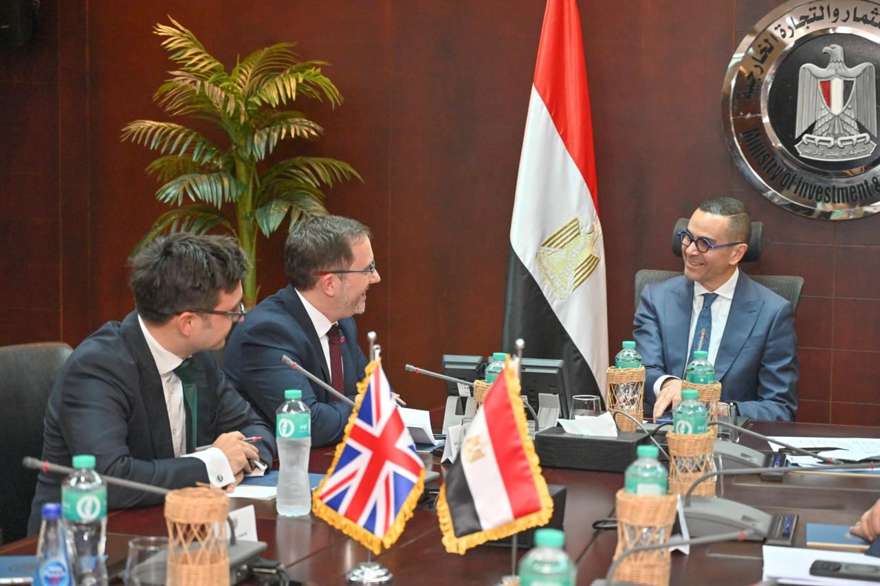 اجتماع وزير الاستثمار والتجارة الخارجية والسفير البريطاني بالقاهرة (2)