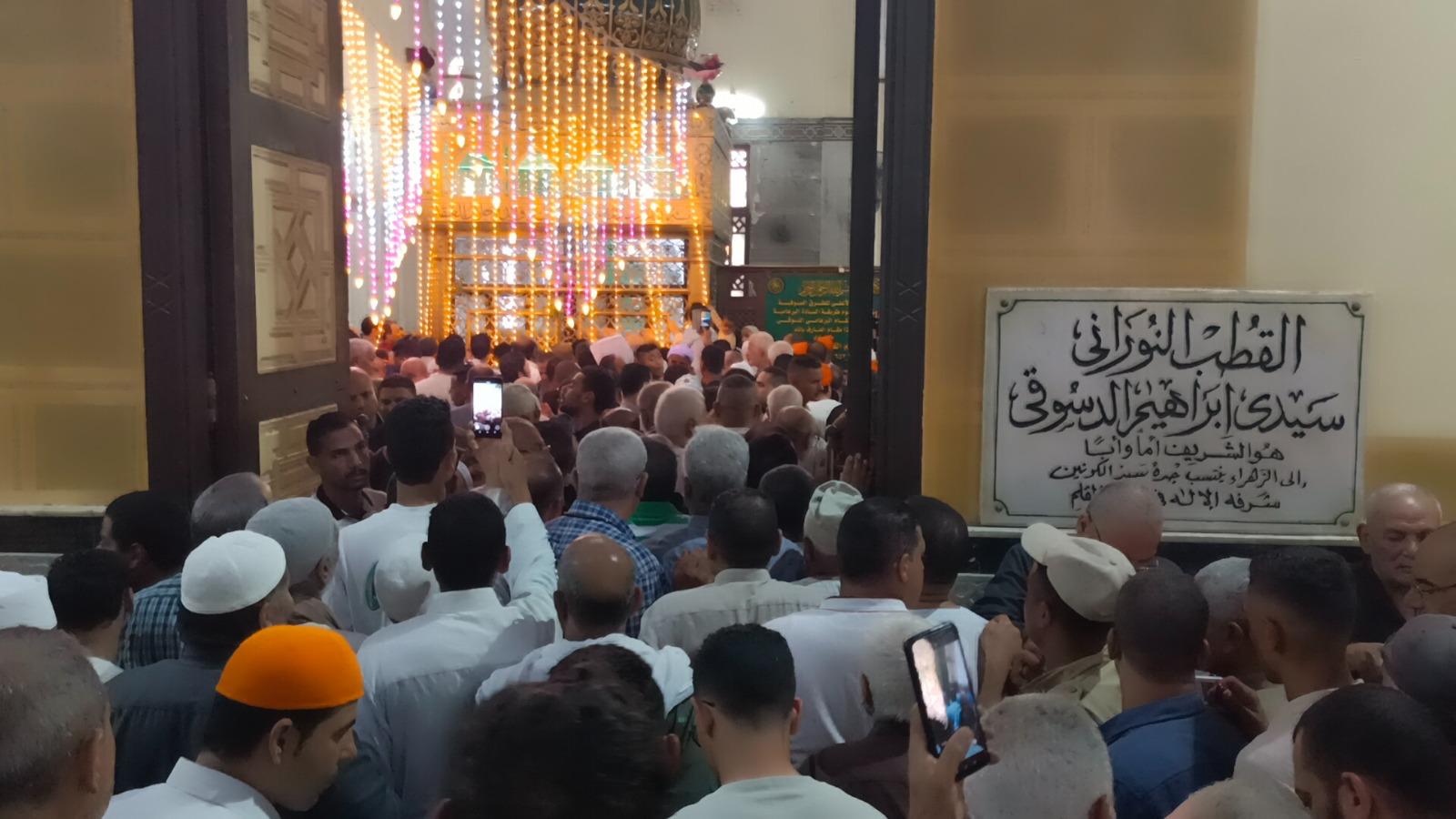 توافد آلاف المواطنين على ساحة مسجد العارف بالله سيدي إبراهيم الدسوقي (1)