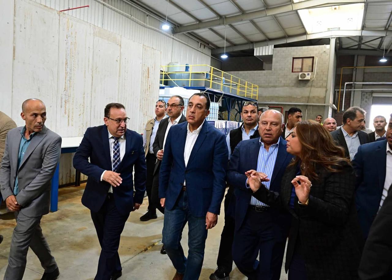 رئيس الوزراء يفتتح مصنع سيناى للمستلزمات الطبية لتوطين صناعة القفازات الطبية (3)