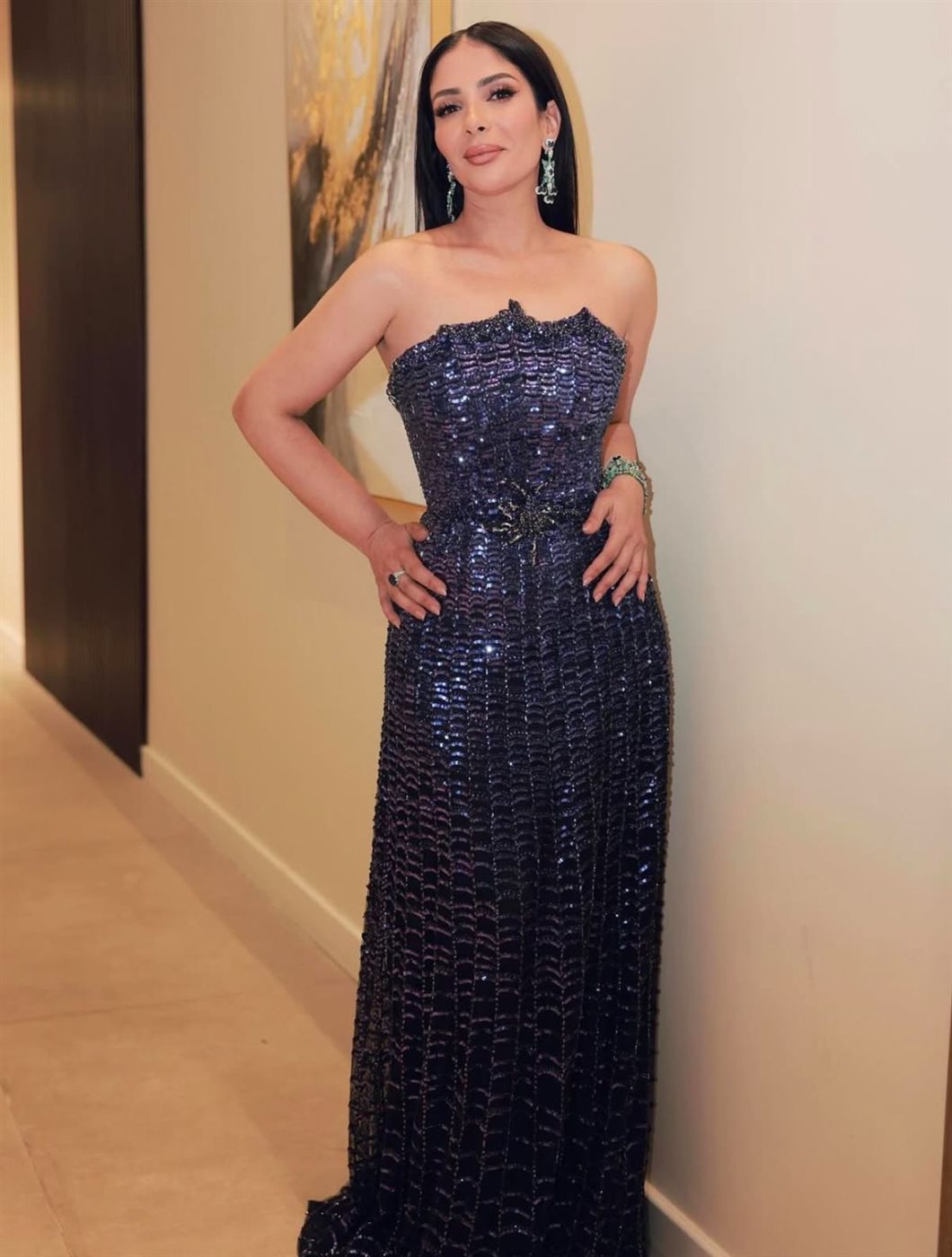 مني زكي بفستان كحلي