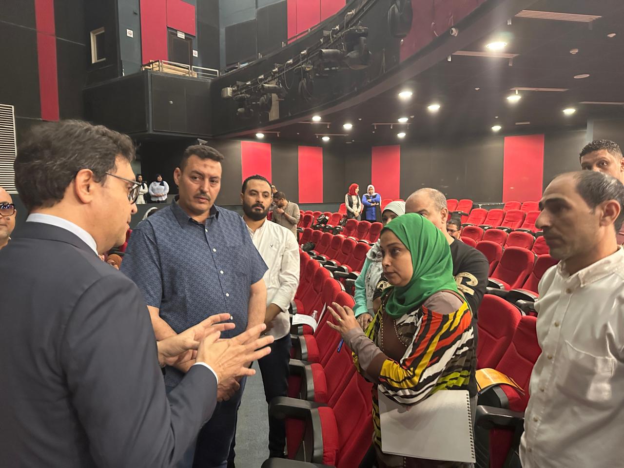 وزير الثقافة  خلال تفقده العمل داخل المركز الثقافى بالجيزة