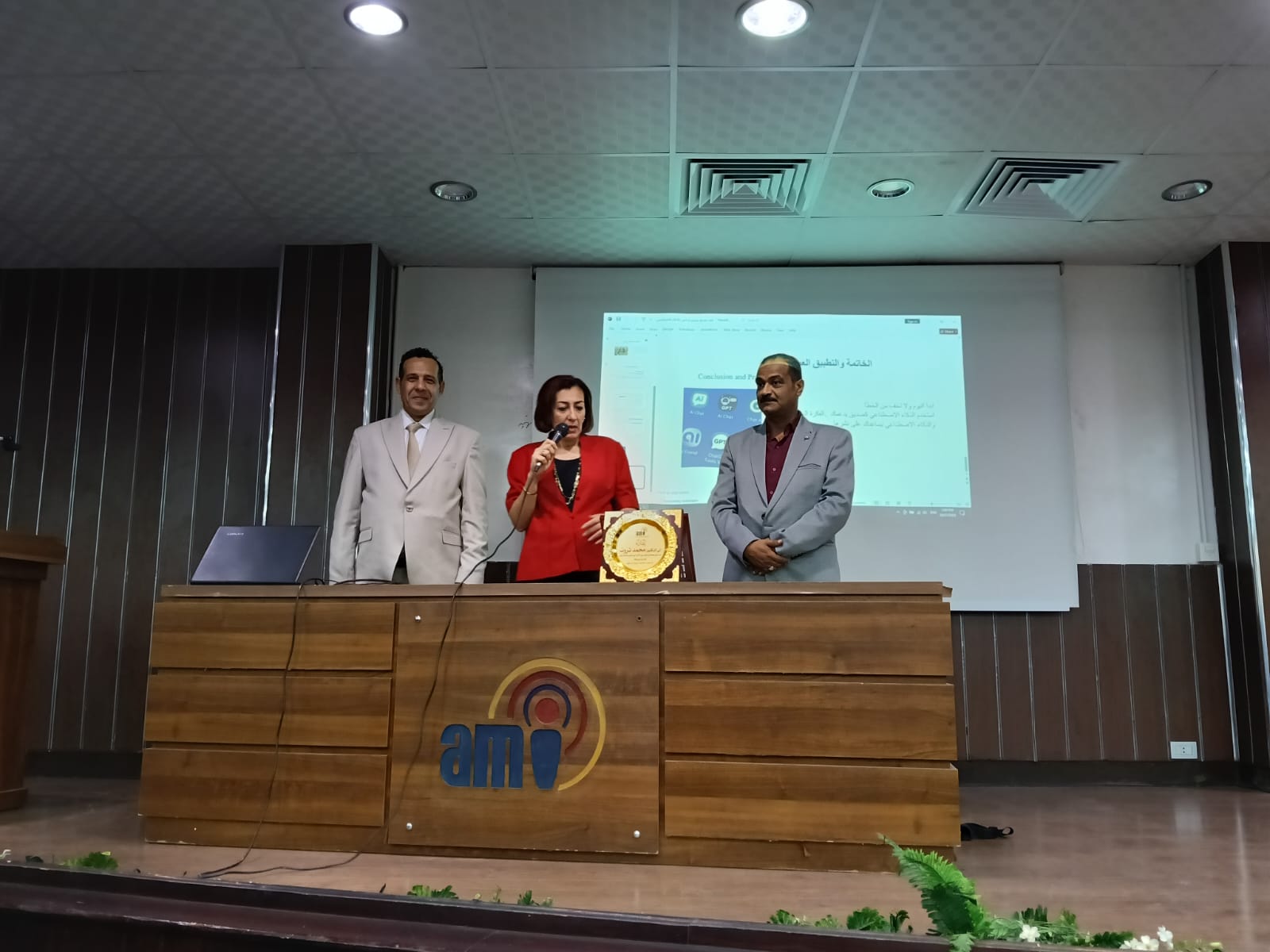 معهد الإسكندرية للإعلام يكرم الكاتب الصحفى الدكتور محمد ثروت (1)