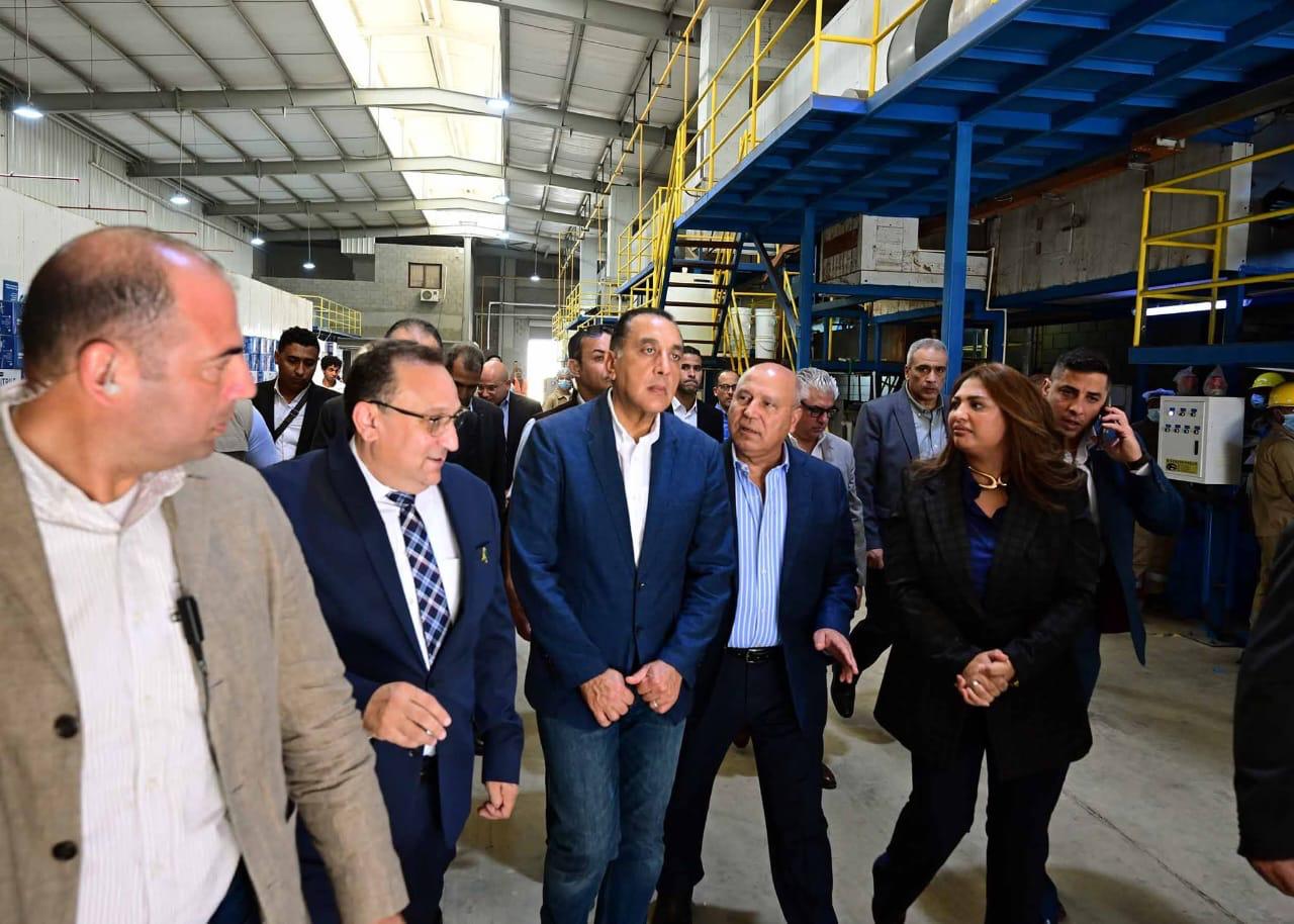 رئيس الوزراء يفتتح مصنع سيناى للمستلزمات الطبية لتوطين صناعة القفازات الطبية (1)