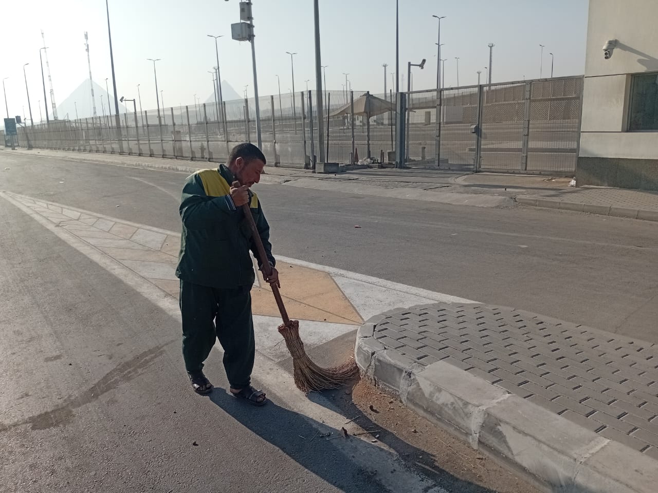 صيانة الطرق والمسطحات الخضراء في محيط المتحف (1)