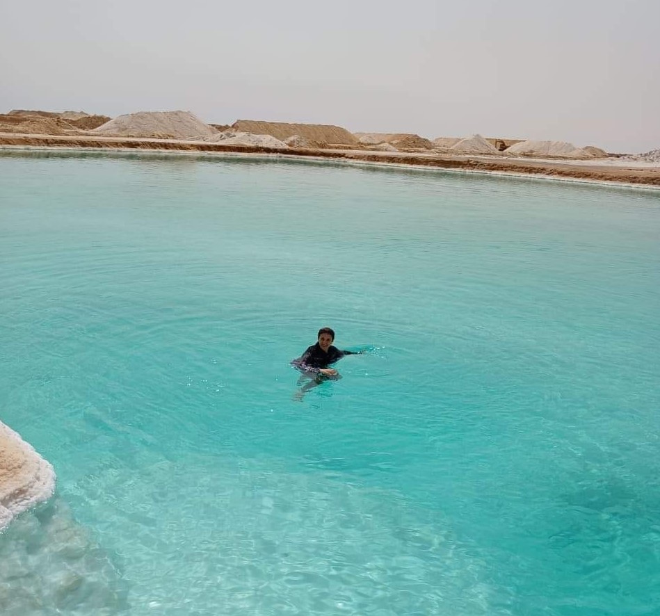 السباحة في بحيرات الملح علاج ومتعة - سيوة السباحة في بحيرات الملح علاج ومتعة - سيوة