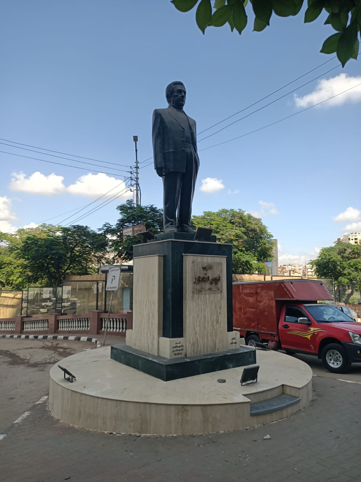 تمثال أنيس منصور (3)