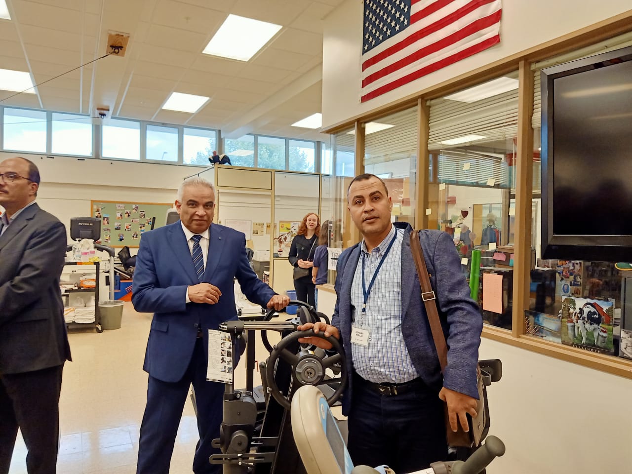 مدير المركز يرافقه رئيس الجامعة مدير المركز يرافقه رئيس الجامعة