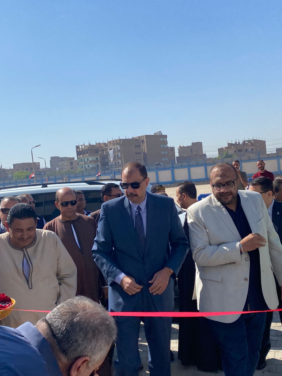 المحافظ ولحظة قص الشريط المحافظ ولحظة قص الشريط