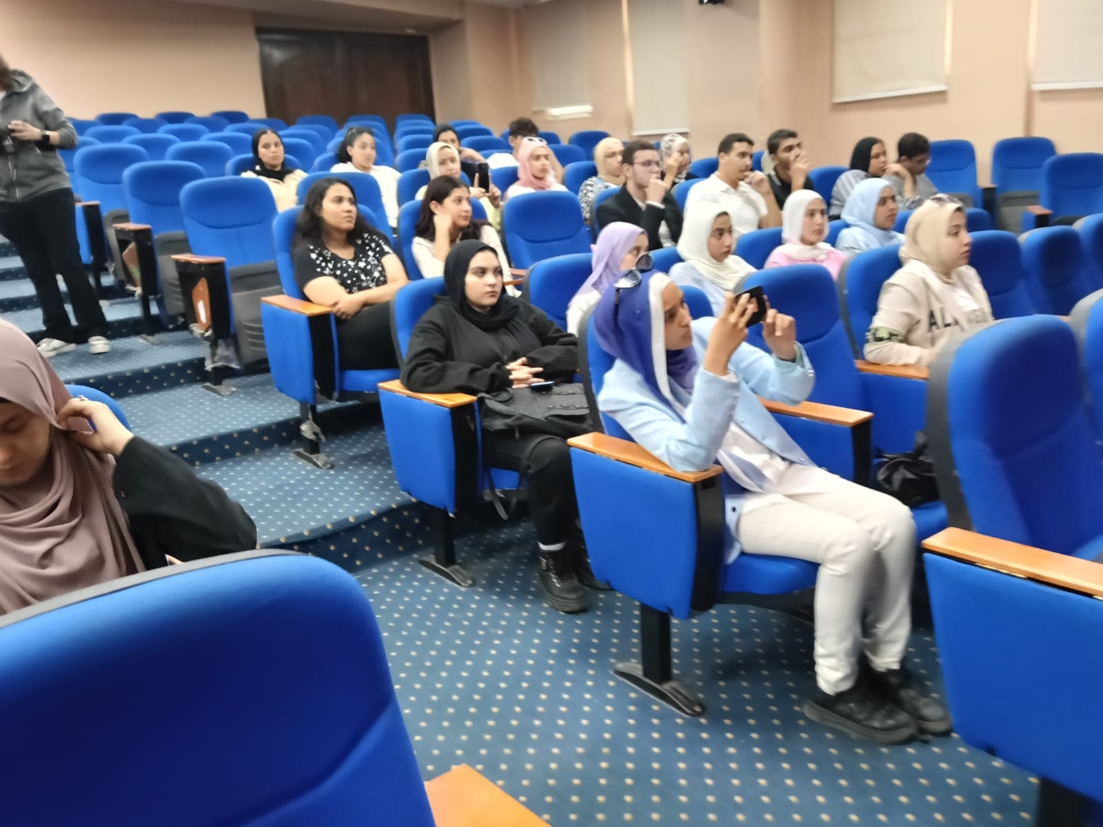 جانب من الحضور بالندوة التى تم تنظيمها بمعهد الإسكندرية للإعلام (2)