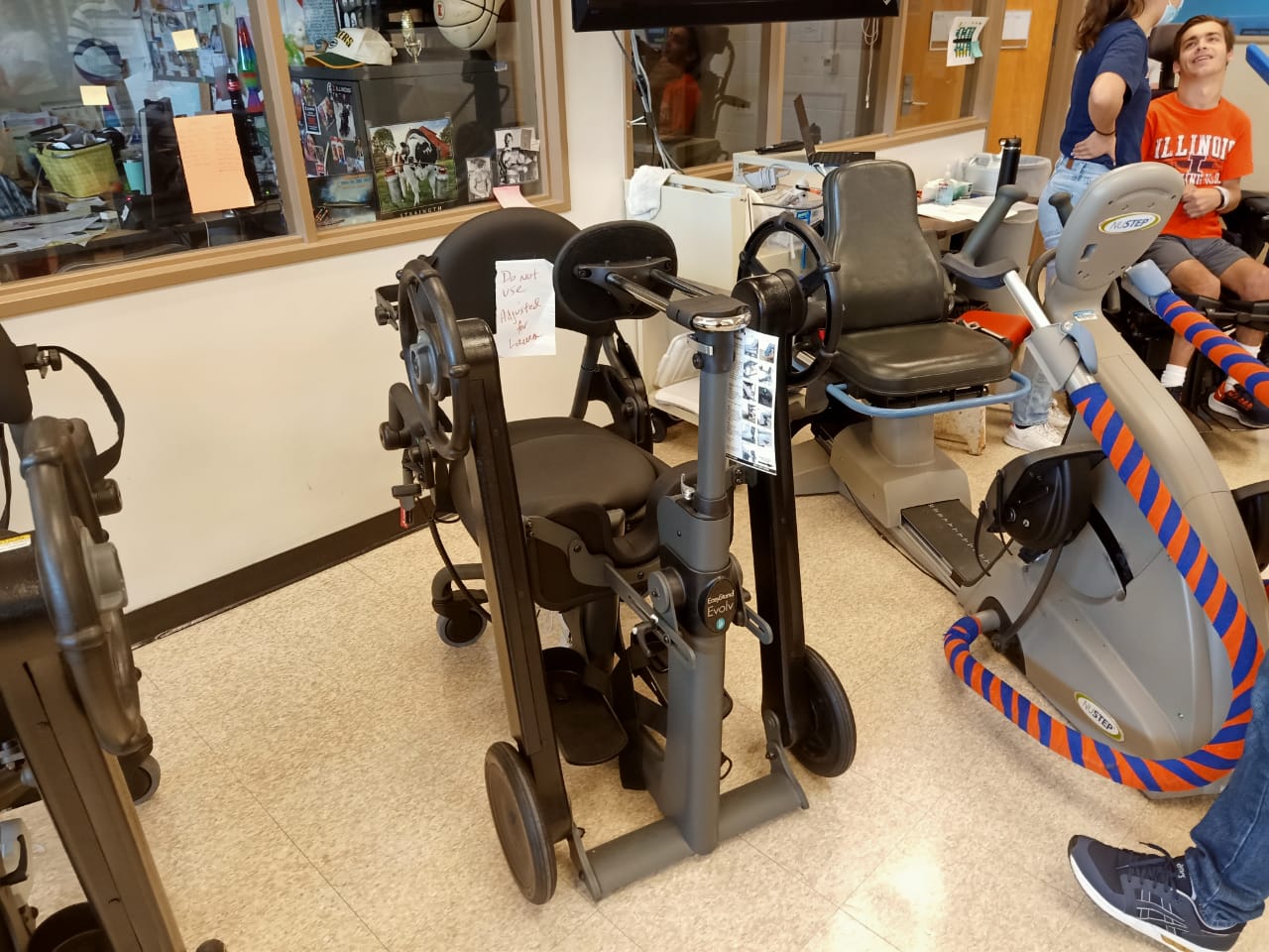 جانب من الأجهزة الخاصة بذوي الإعاقة جانب من الأجهزة الخاصة بذوي الإعاقة