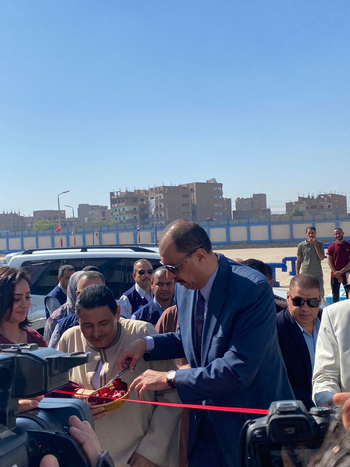 المحافظ يقص الشريط المحافظ يقص الشريط