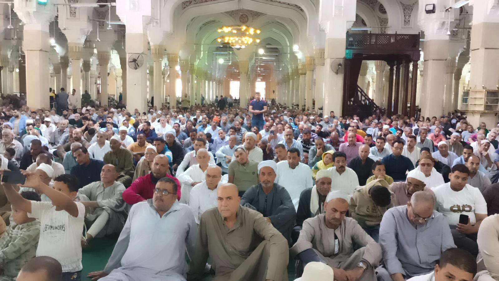 توافد آلاف المواطنين على ساحة مسجد العارف بالله سيدي إبراهيم الدسوقي (3)