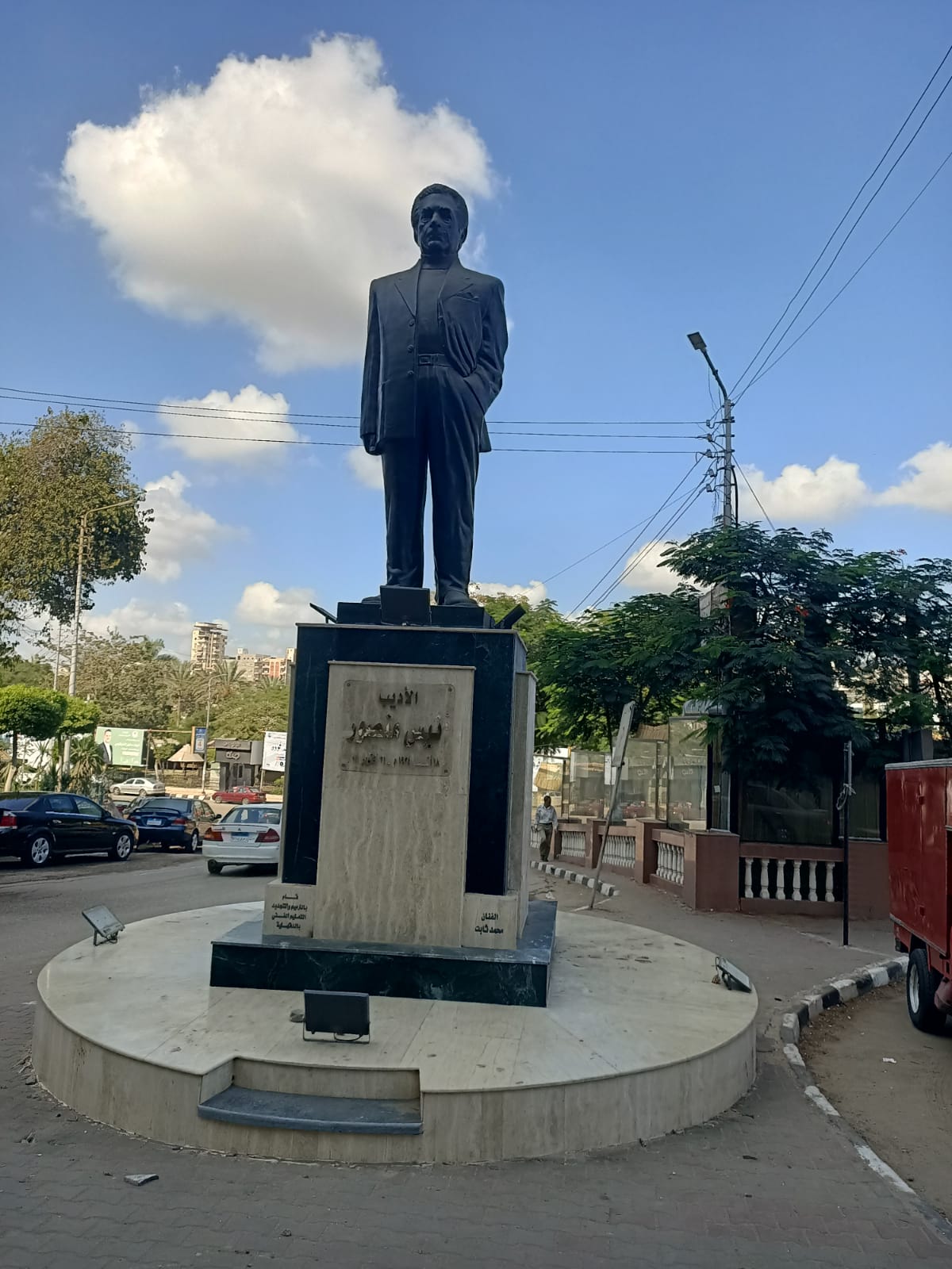 تمثال أنيس منصور (2)