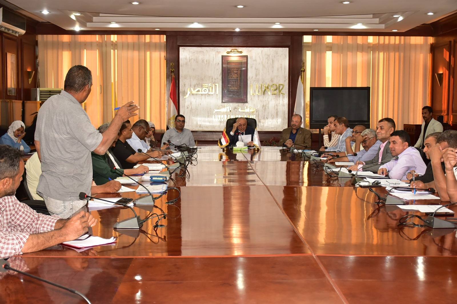 مناقشة ملف تقنين أراضي الدولة وموقف تحصيل الملفات مستوفاة الشروط بالأقصر (1)