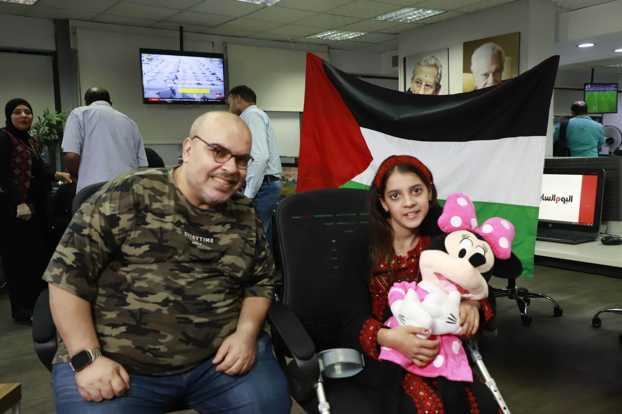 الزميل محمد فهيم مع الطفلة ريتاج