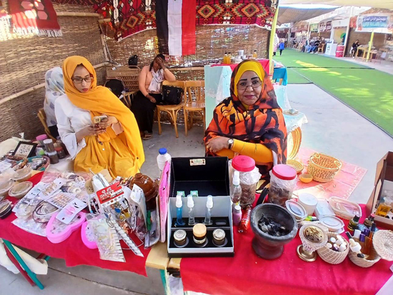 عطور من نوى البلح.. أغرب منتجات الركن السودانى فى معرض الوادي الجديد