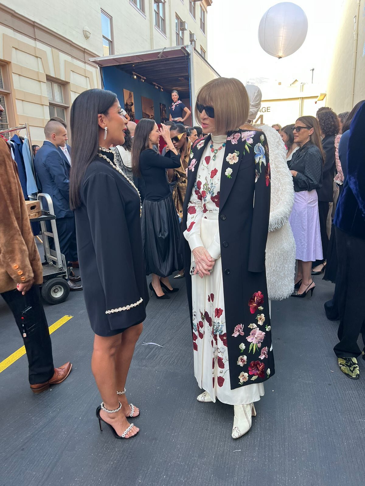 النجمة مني زكي مع آنا وينتور مديرة التحرير العالمية في مجلة فوج