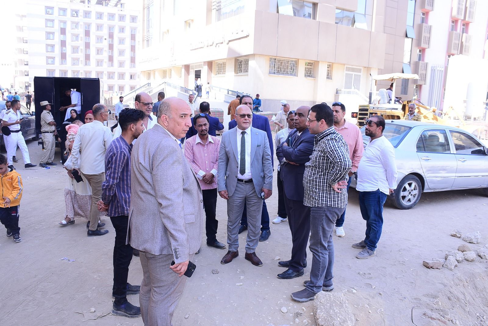 رئيس الجامعة بموقع العمل  بالمستشفى 