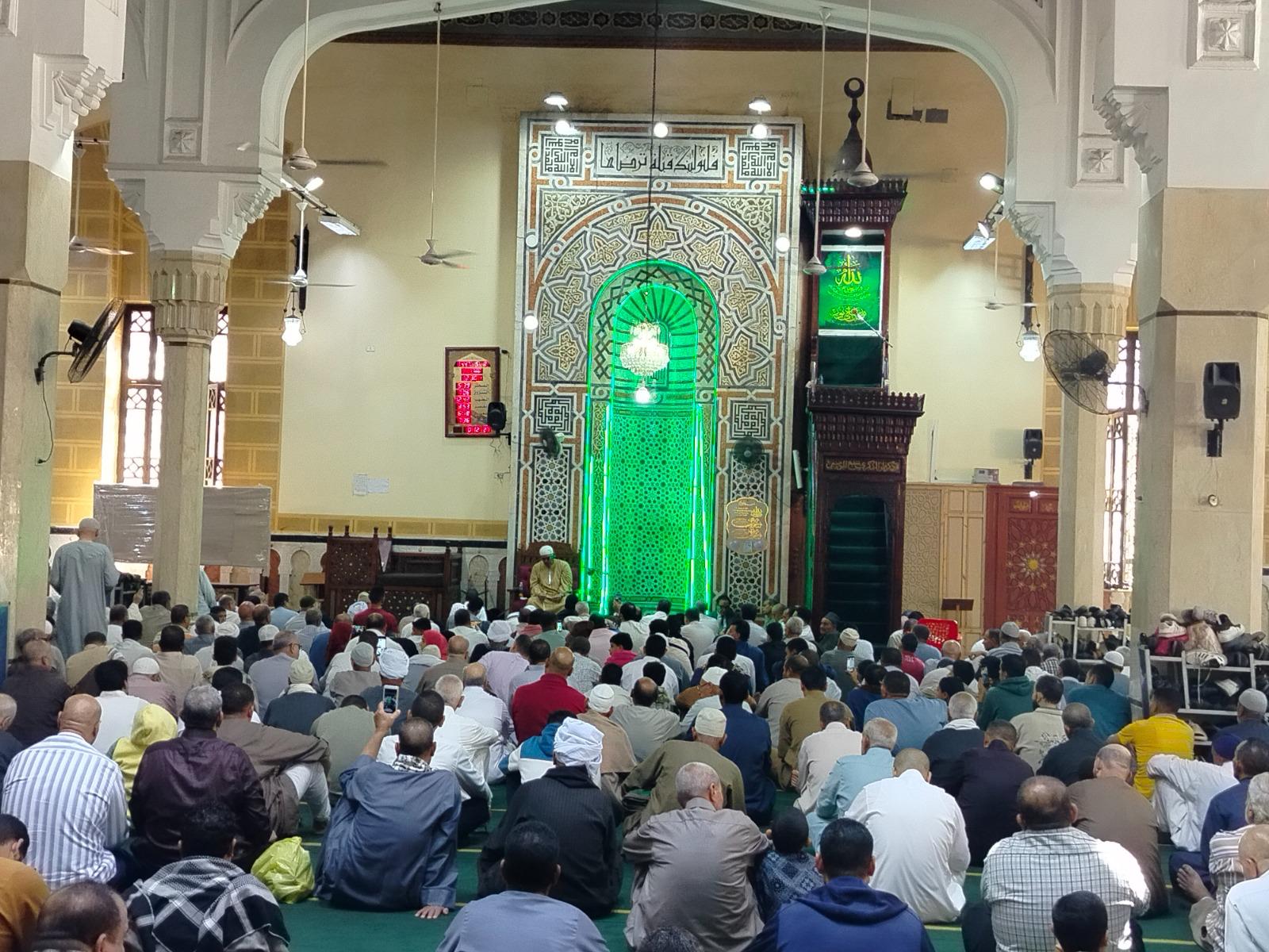 توافد آلاف المواطنين على ساحة مسجد العارف بالله سيدي إبراهيم الدسوقي (2)