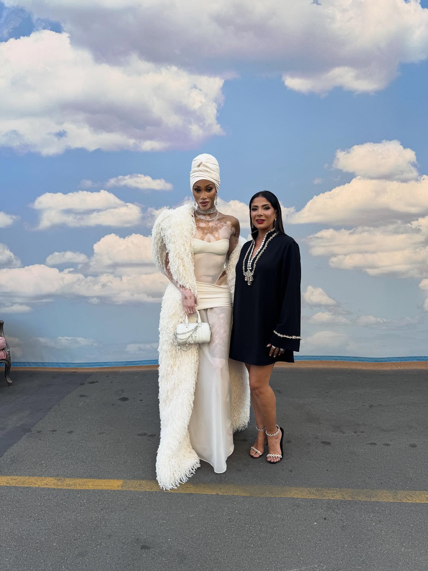 النجمة مني زكي مع عارضة الأزياء الكندية شانتيل براون يونج