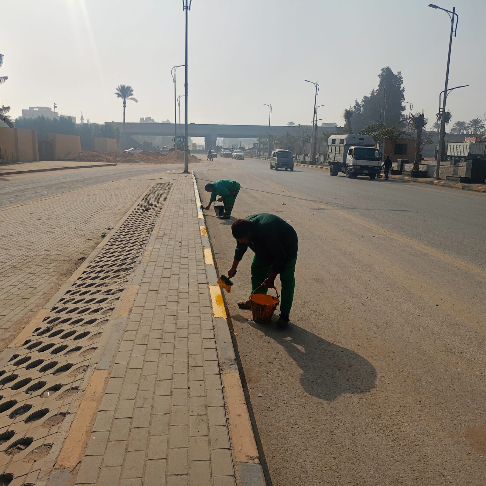 صيانة الطرق والمسطحات الخضراء في محيط المتحف (5)