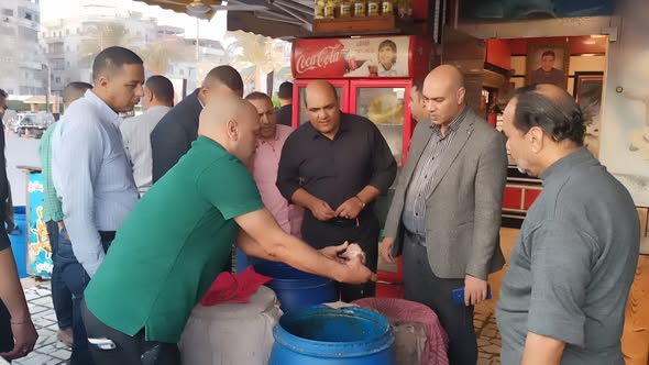 رئيس مدينة دسوفق ووكيل التموين في حملة ليلية في الأسواق