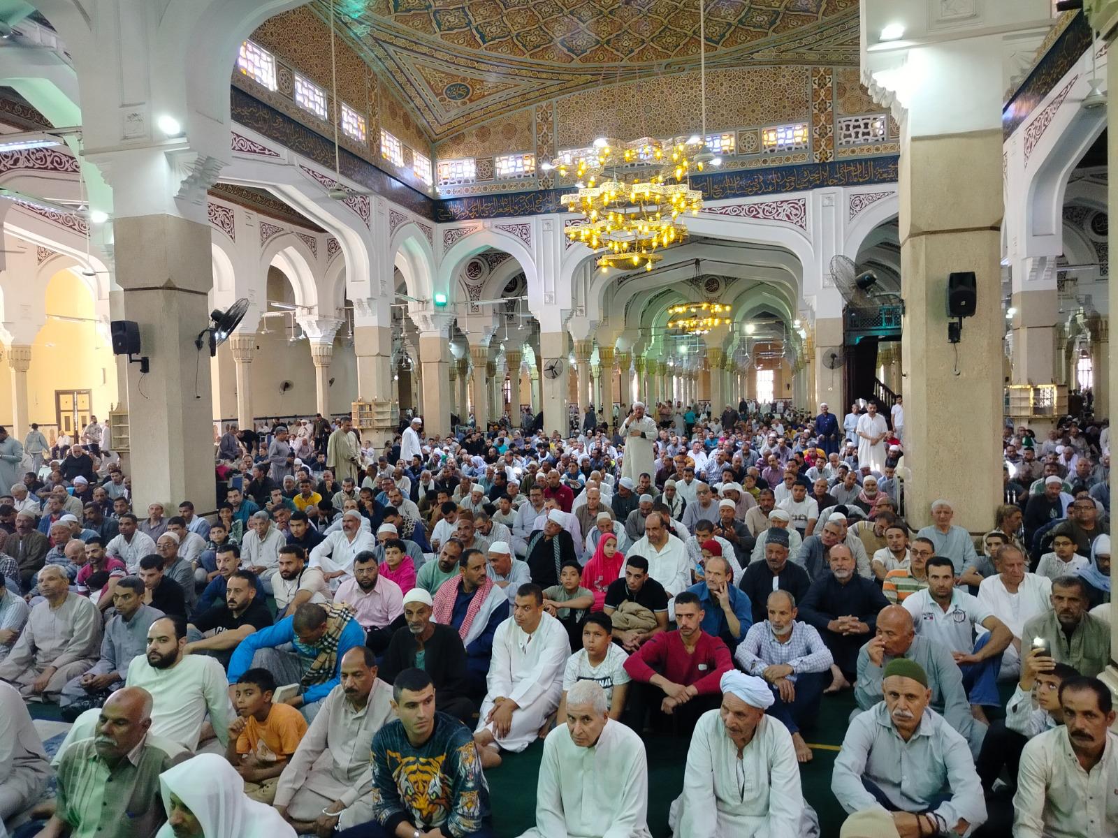 توافد آلاف المواطنين على ساحة مسجد العارف بالله سيدي إبراهيم الدسوقي (4)