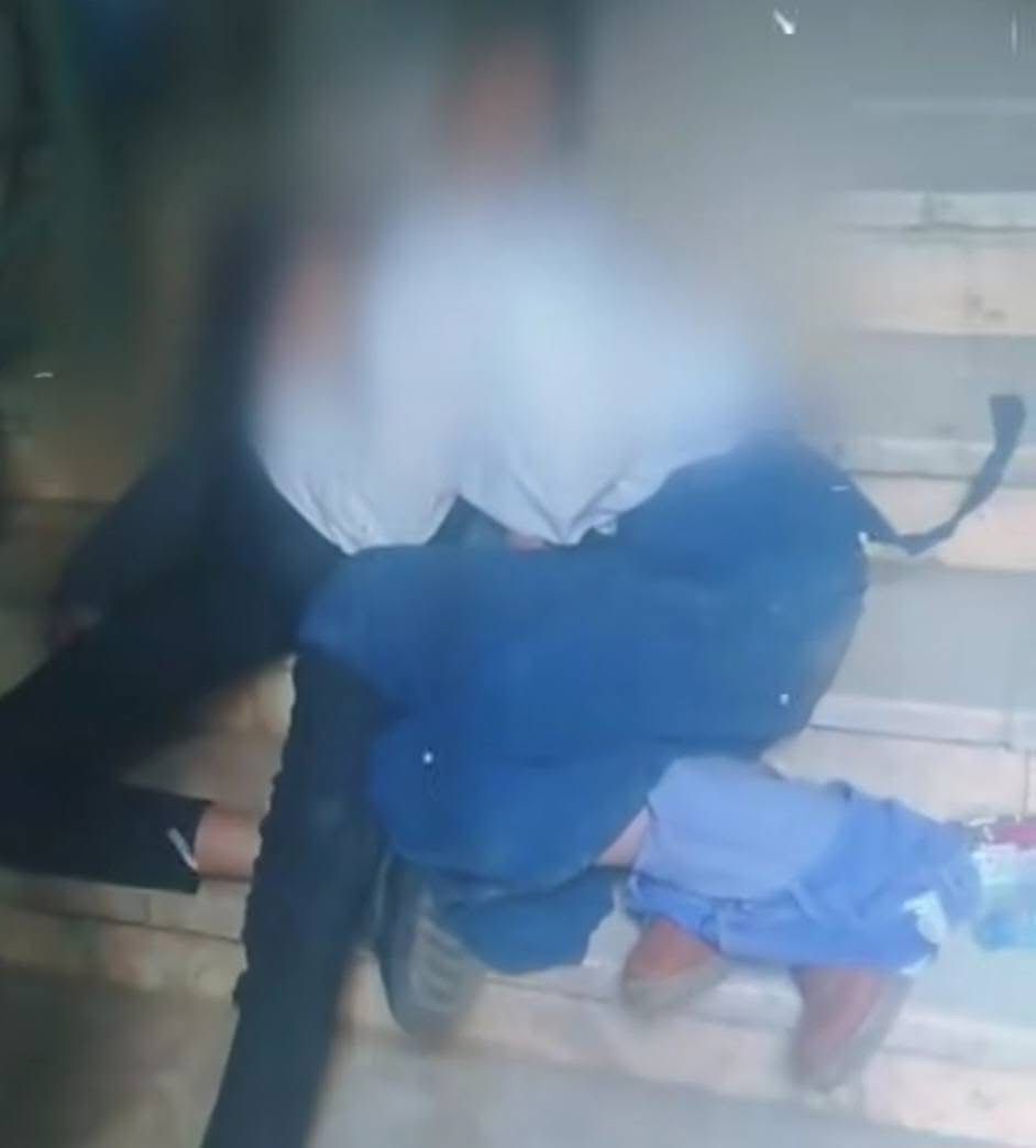 وزارة الداخلية تكشف لغز جريمة فيصل.. مالك محل أدوية بيطرية يقتل الأم وأطفالها الثلاثة بالسم بعد علاقة محرمة.. دس السم في العصير ونقلها للمستشفى باسم مستعار.. وأنهى حياة أطفالها واحدًا تلو الآخر في مشهد مرعب وزارة الداخلية تكشف لغز جريمة فيصل.. مالك محل أدوية بيطرية يقتل الأم وأطفالها الثلاثة بالسم بعد علاقة محرمة.. دس السم في العصير ونقلها للمستشفى باسم مستعار.. وأنهى حياة أطفالها واحدًا تلو الآخر في مشهد مرعب