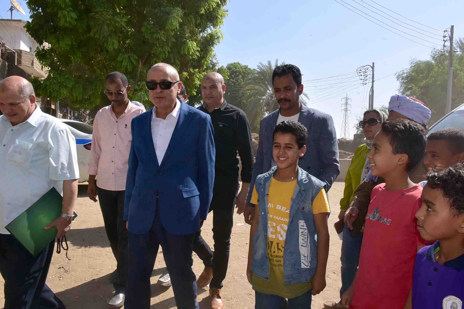 محافظ الأقصر يفي بوعده لطفل بإسنا ويُسكن أسرته في منزل جديد محافظ الأقصر يفي بوعده لطفل بإسنا ويُسكن أسرته في منزل جديد