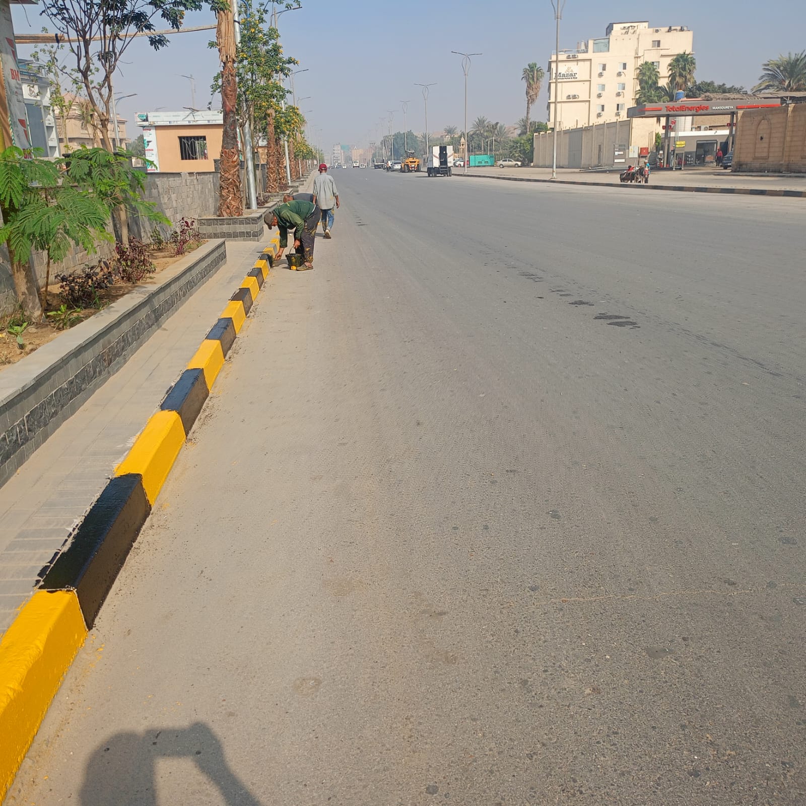 صيانة الطرق والمسطحات الخضراء في محيط المتحف (4)