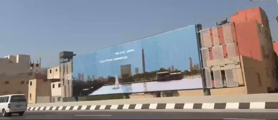 دهان العقارات بجانب الشاشات واللوحات