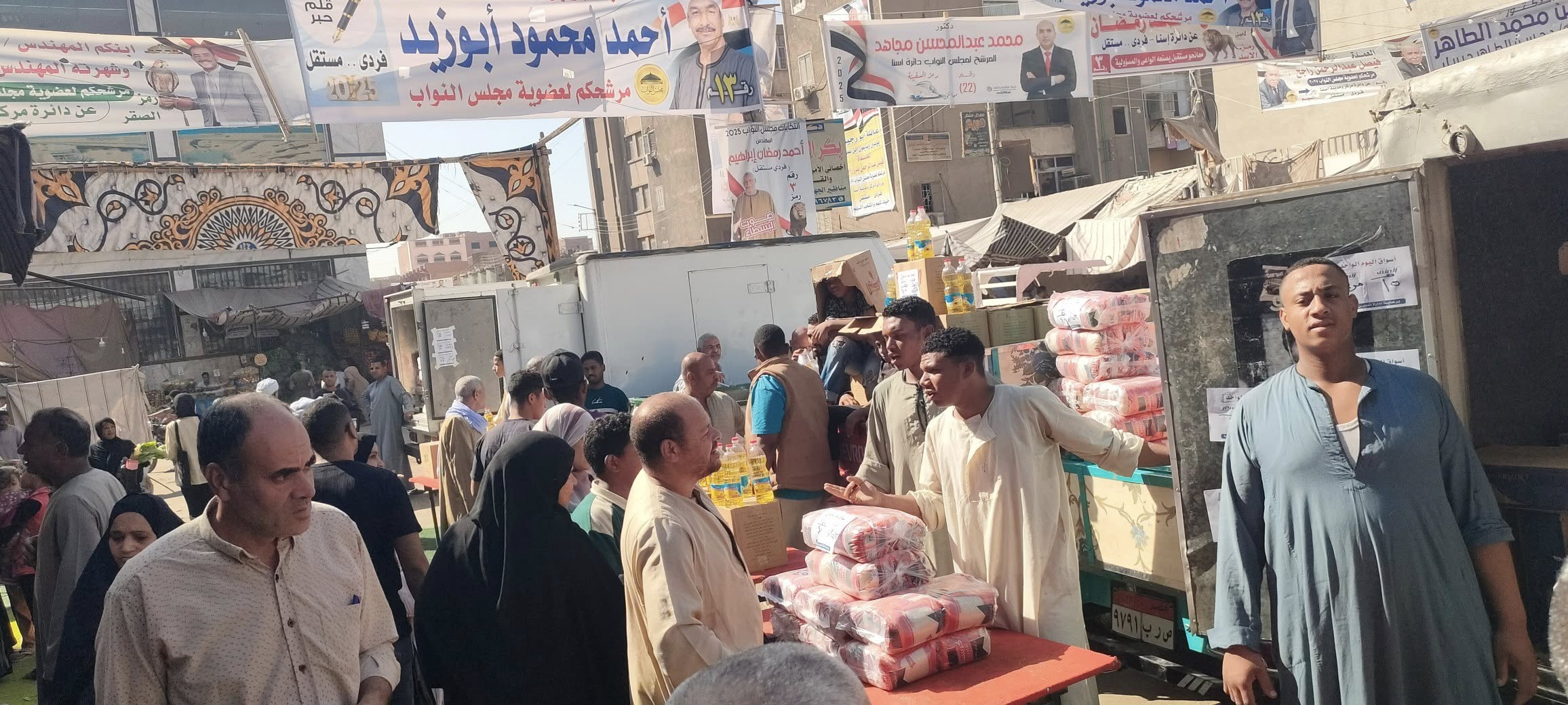 توافد كبير للأهالى فى سوق اليوم الواحد بمدينة إسنا