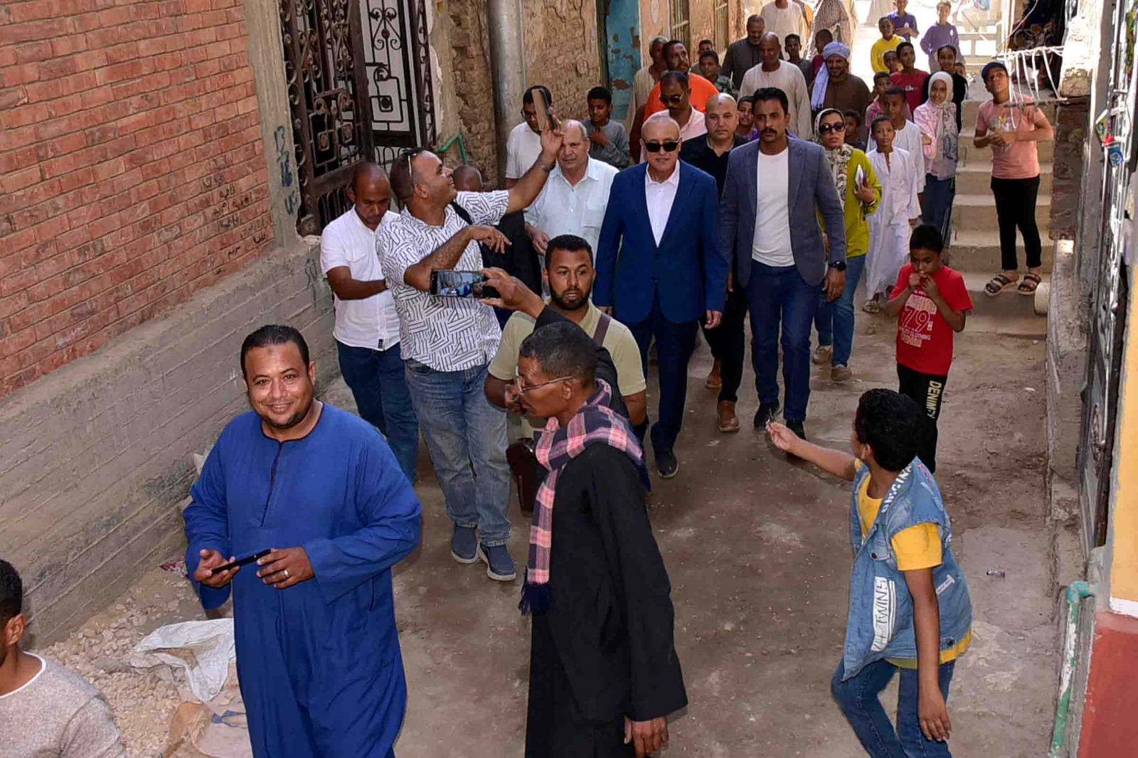 محافظ الأقصر يفي بوعده لطفل بإسنا ويُسكن أسرته في منزل جديد متكامل محافظ الأقصر يفي بوعده لطفل بإسنا ويُسكن أسرته في منزل جديد متكامل