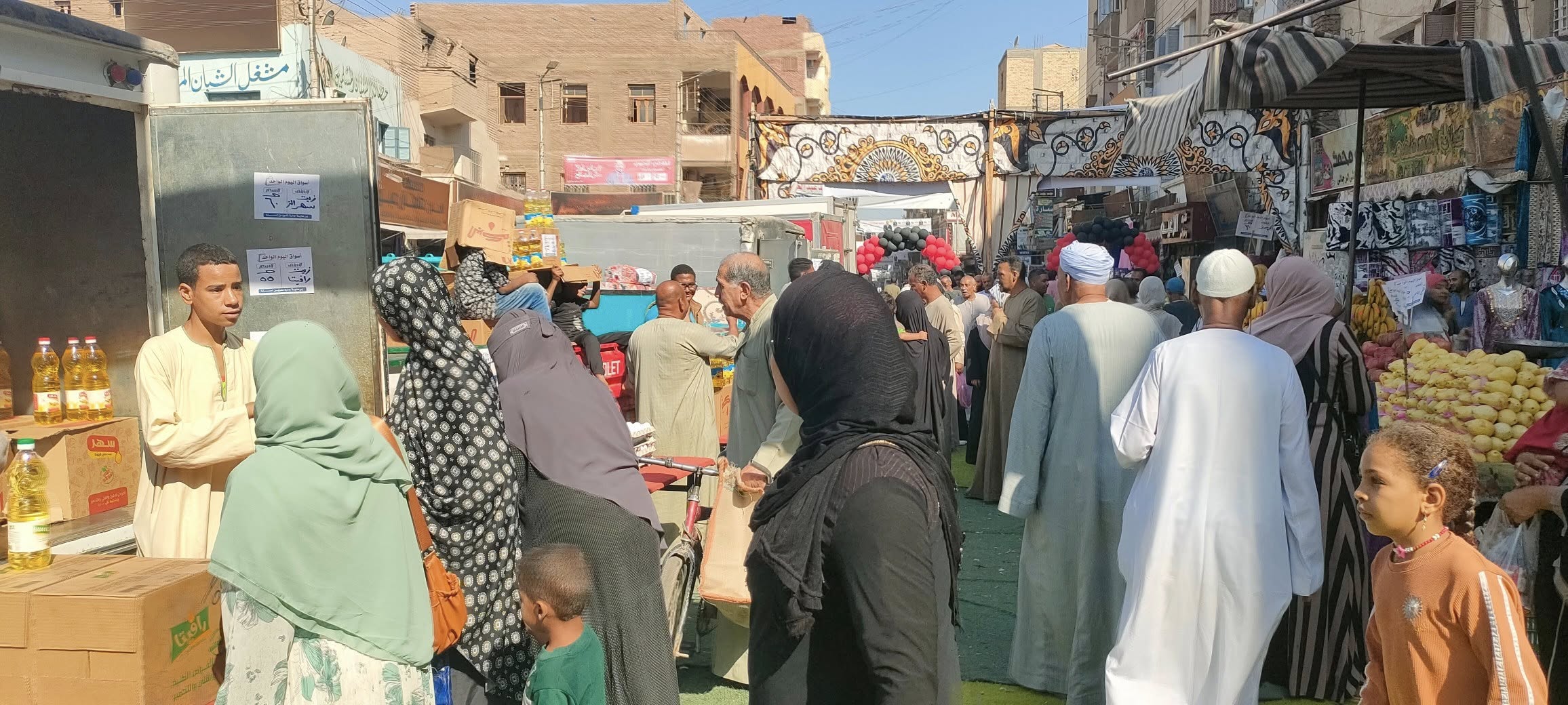 إقبال المواطنين الكبير فى سوق اليوم الواحد بمدينة إسنا