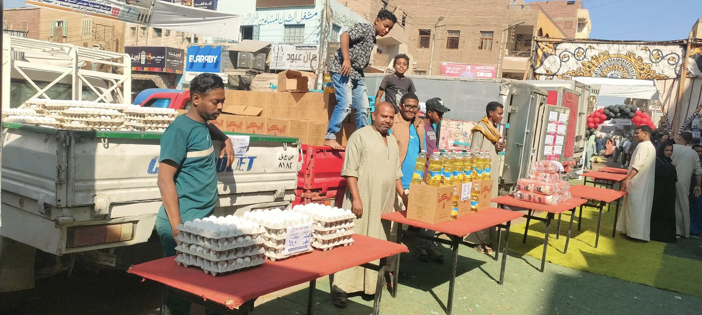 سلعل بأسعار مخفضة فى سوق اليوم الواحد بمدينة إسنا_1