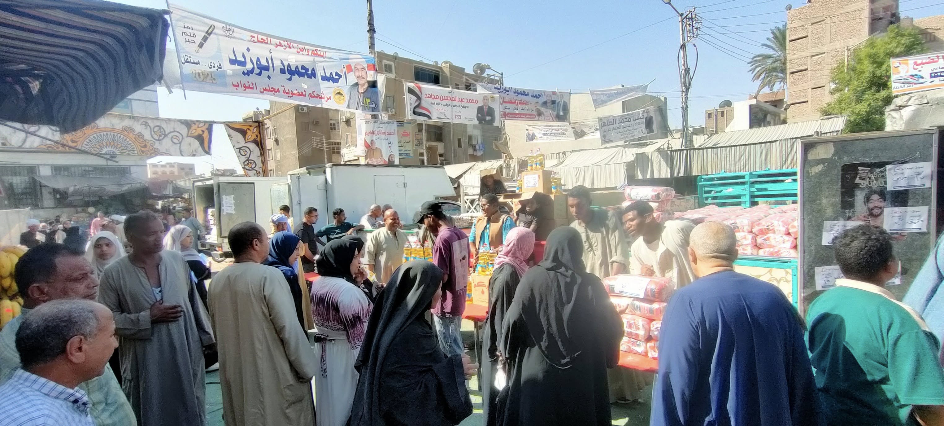 أجواء الأقبال للأهالى فى سوق اليوم الواحد بمدينة إسنا