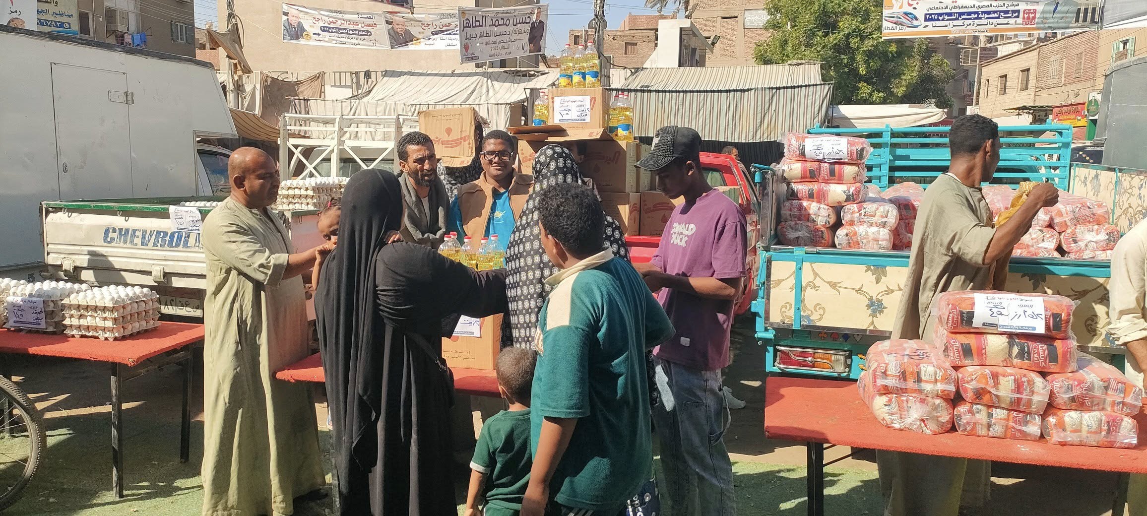 توافد كبير للمواطنين فى سوق اليوم الواحد بمدينة إسنا