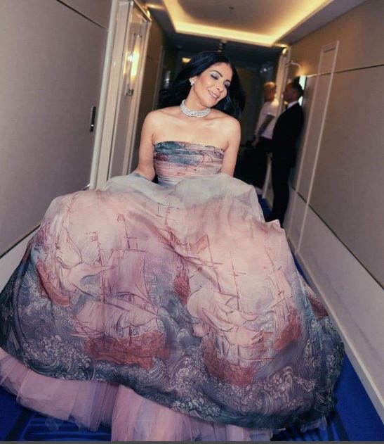 مني زكي بفستان مستوحاه من احداث تحت الوصاية